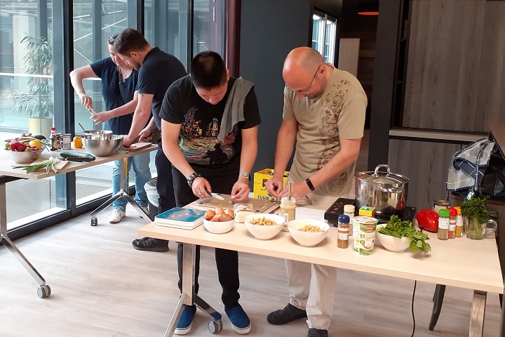 Mitarbeiter bereiten in der HiScout-Mitarbeiterküche eine Mahlzeit zu