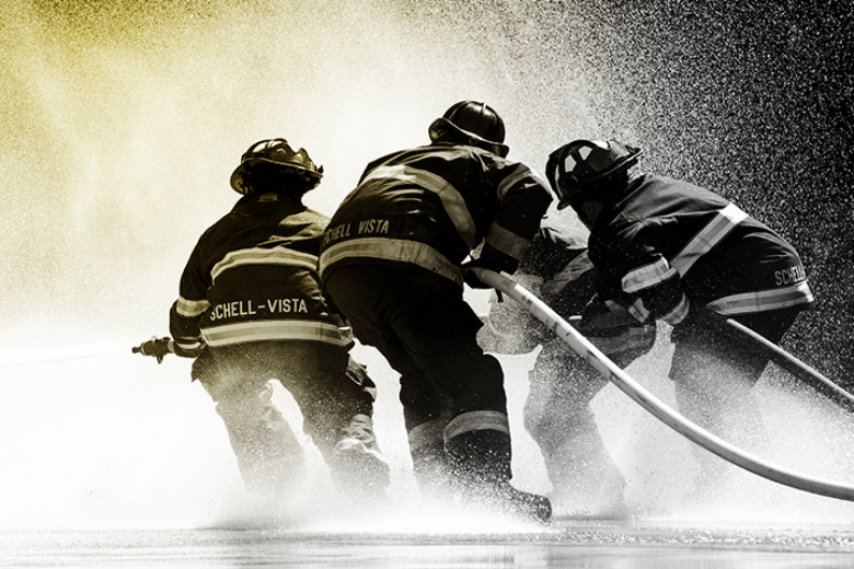 Richtig üben und Notfallpläne testen. Feuerwehrleute bei einer Übung.